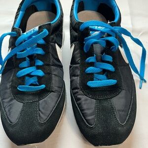 Nike Black and Blue Oceania Retro Running Shoe size 9.5